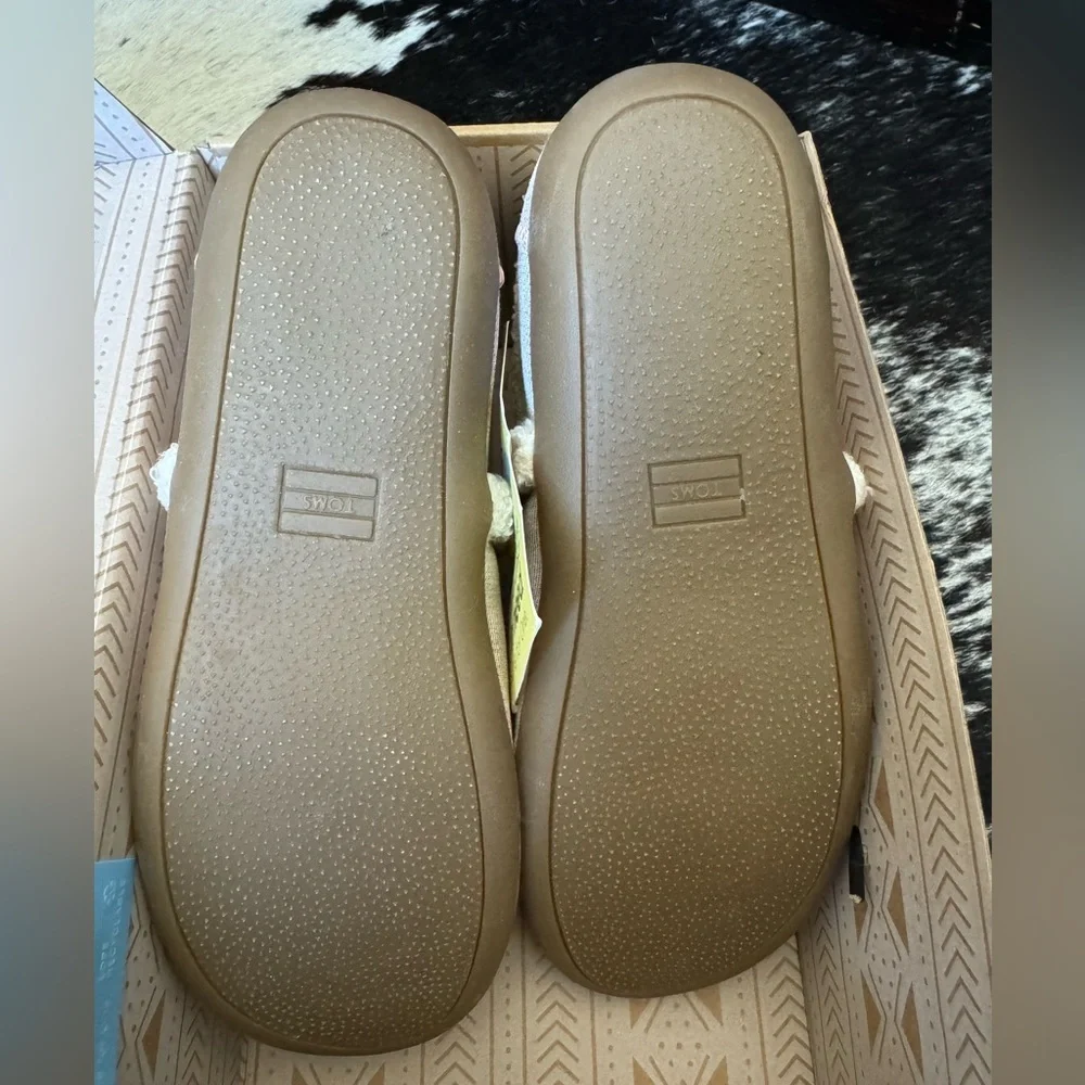 NEW: Tom’s rose gold slipper, size 5Y